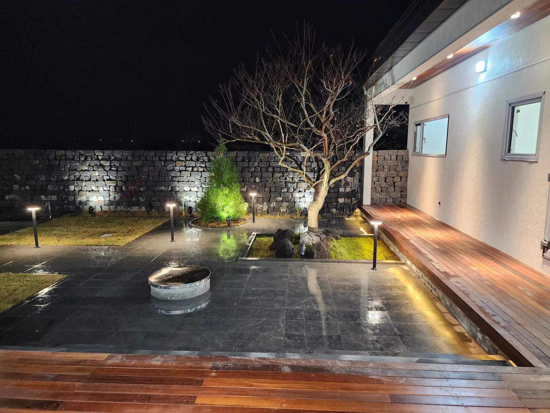 풍경재의 조명이 켜진 중정