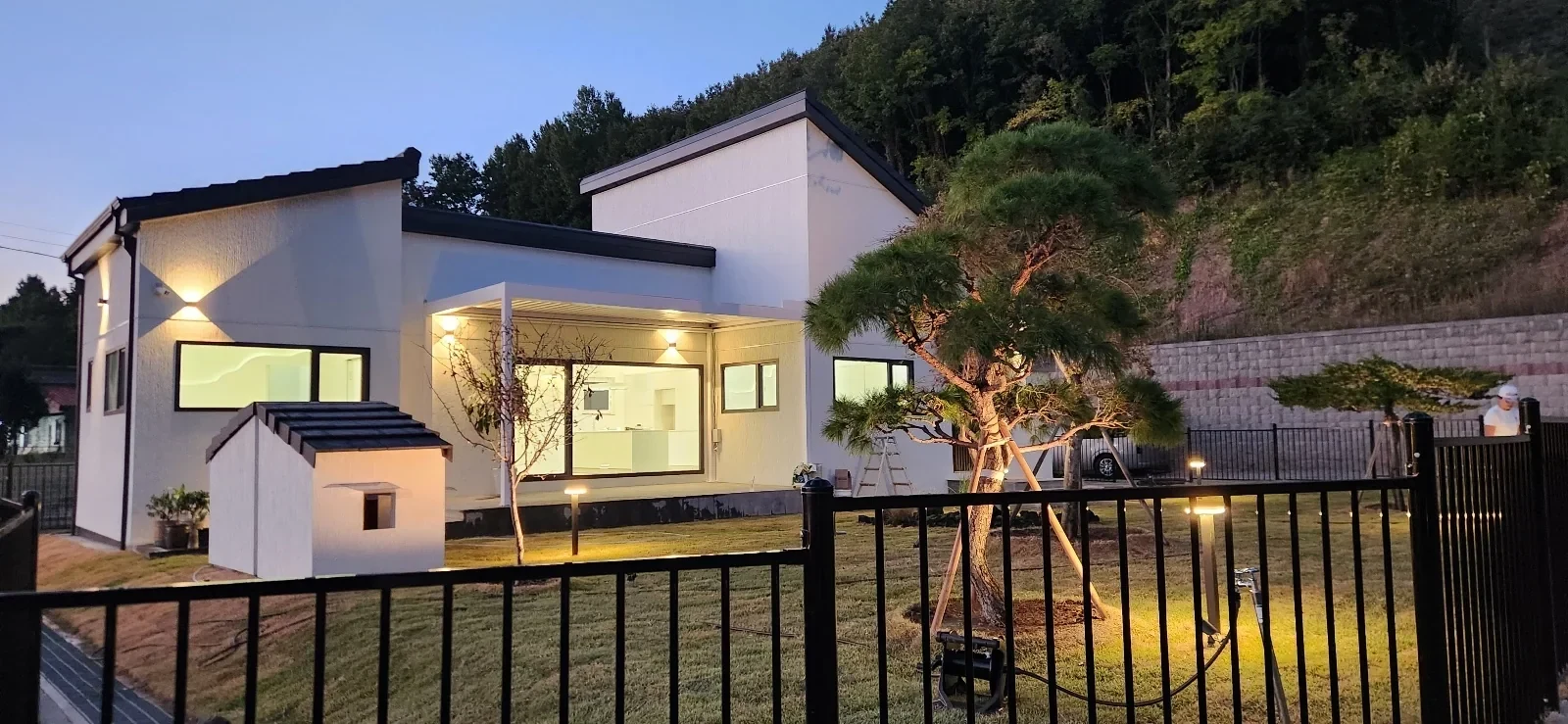 장성 사애헌의 저녁빛이 켜진 외관과 마당